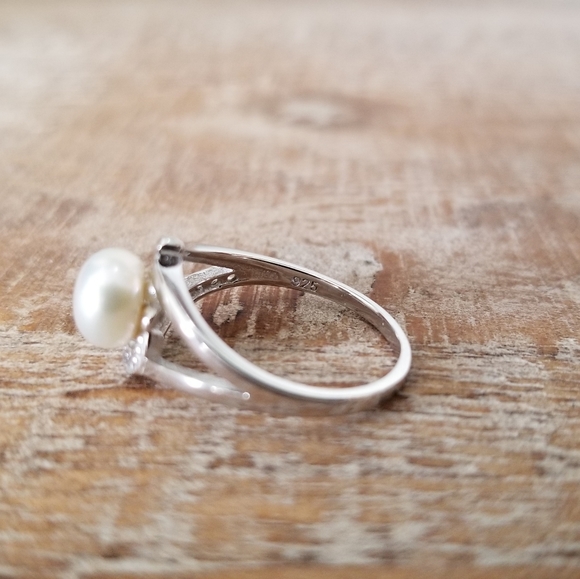 Elegant Natural White Freshwater Pearl Twist Ring - Picture 5 of 8